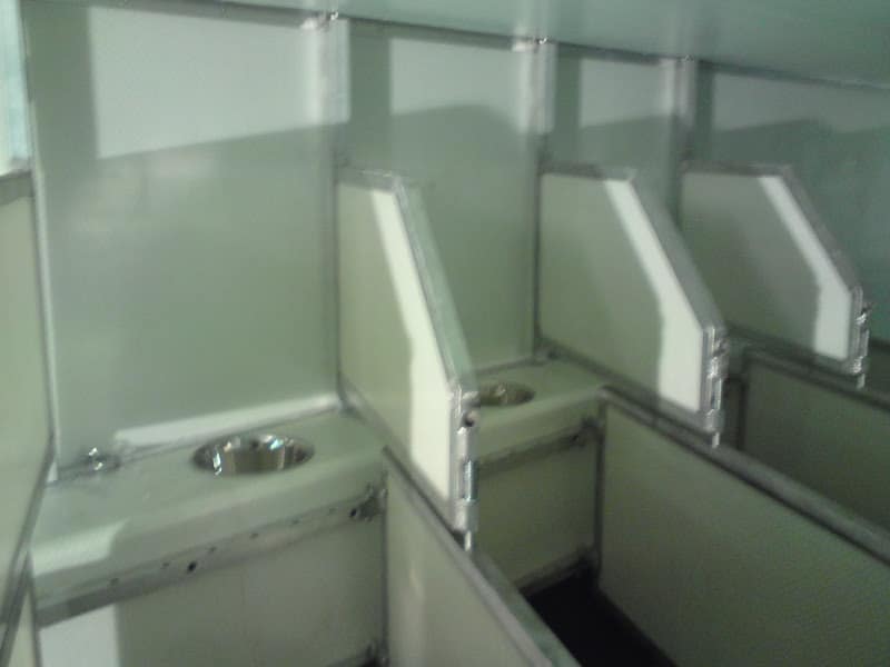 Aménagement intérieur d'un van à chevaux utilisant des pièces techniques légères et résistantes en panneau Weldpan par PPE.